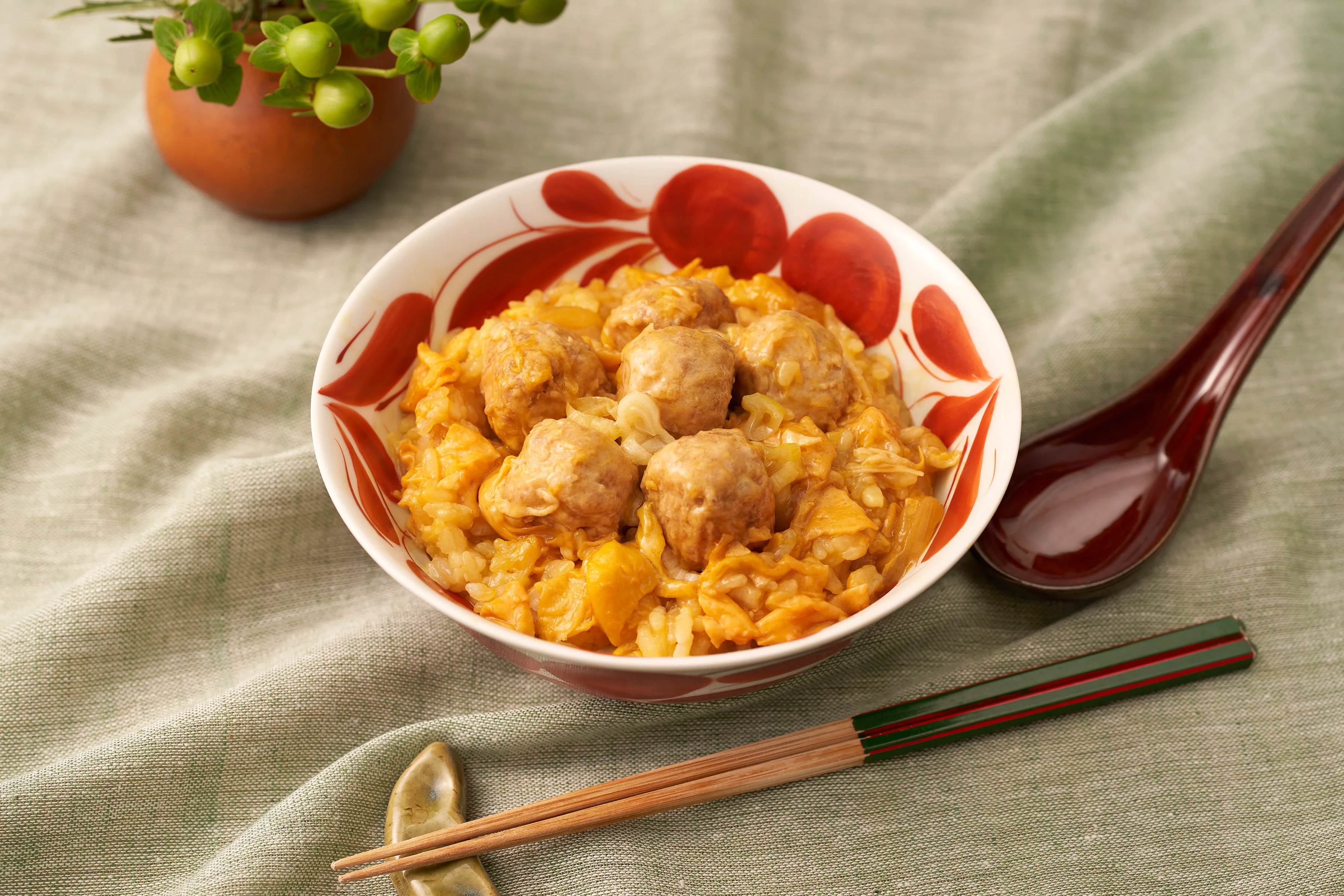 冷凍 完全メシ DELI 炭火焼風味 鶏つくねの親子丼 - Image 3