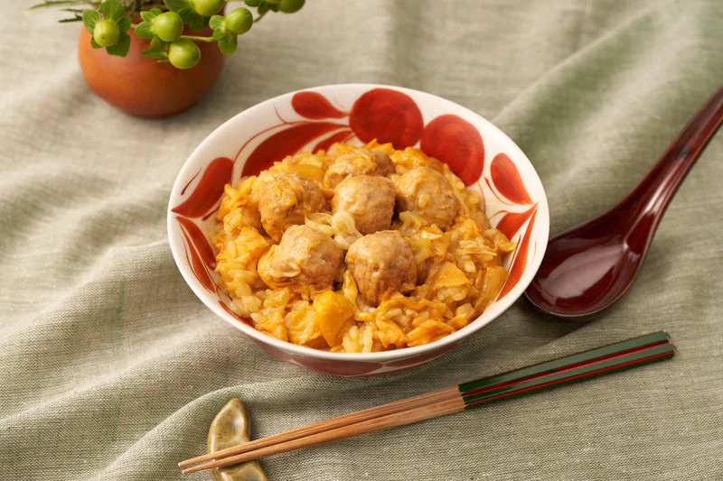 冷凍 完全メシ DELI 炭火焼風味 鶏つくねの親子丼 - Image 3